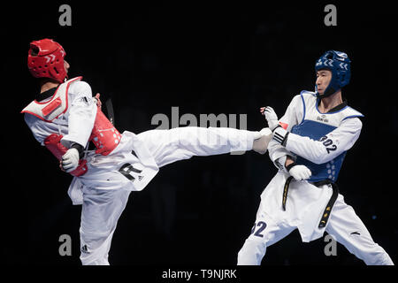 Manchester. 19 Mai, 2019. Chinas Zhao Shuai (R) konkurriert gegen Irans Soroush Ahmadi während der Männer -63 kg Finale bei den World Taekwondo Championships 2019 in Manchester, Großbritannien am 19. Mai 2019. Zhao gewonnen 27-7. Credit: Jon Super/Xinhua/Alamy leben Nachrichten Stockfoto