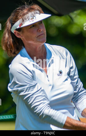 Southern Pines, North Carolina, USA. 19 Mai, 2019. Mai 19, 2019 - Southern Pines, North Carolina, USA - Donna Andrews von Southern Pines, North Carolina spielt ihr Schuß von der ersten T-Stück während der Endrunde, die von der USGA 2 U.S. Senior Frauen Offene Meisterschaft im Pine Needles Lodge and Golf Club, 19. Mai 2019 in Southern Pines, North Carolina. Dies ist die sechste USGA Meisterschaft an der Kiefer, die Nadeln bis 1989 zurück. Credit: Timothy L. Hale/ZUMA Draht/Alamy leben Nachrichten Stockfoto