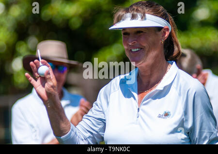 Southern Pines, North Carolina, USA. 19 Mai, 2019. Mai 19, 2019 - Southern Pines, North Carolina, USA - Donna Andrews von Southern Pines, North Carolina ist auf dem ersten T-Stück während der Endrunde, die von der USGA 2 U.S. Senior Frauen Offene Meisterschaft im Pine Needles Lodge and Golf Club, 19. Mai 2019 in Southern Pines, North Carolina eingeführt. Dies ist die sechste USGA Meisterschaft an der Kiefer, die Nadeln bis 1989 zurück. Credit: Timothy L. Hale/ZUMA Draht/Alamy leben Nachrichten Stockfoto