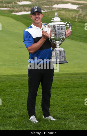 Bethpage, New York, USA. 19 Mai, 2019. Bäche Koepka hält die Wanamaker Trophäe, nachdem er die 101 PGA Meisterschaft am Bethpage Black. Credit: Debby Wong/ZUMA Draht/Alamy leben Nachrichten Stockfoto