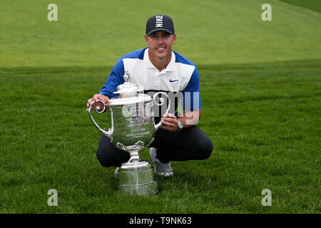 Bethpage, New York, USA. 19 Mai, 2019. Bäche Koepka hält die Wanamaker Trophäe, nachdem er die 101 PGA Meisterschaft am Bethpage Black. Credit: Debby Wong/ZUMA Draht/Alamy leben Nachrichten Stockfoto