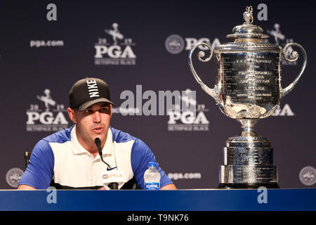 Bethpage, New York, USA. 19 Mai, 2019. Bäche Koepka spricht zu den Medien mit der Wanamaker Trophäe, nachdem er die 101 PGA Meisterschaft am Bethpage Black. Credit: Debby Wong/ZUMA Draht/Alamy leben Nachrichten Stockfoto