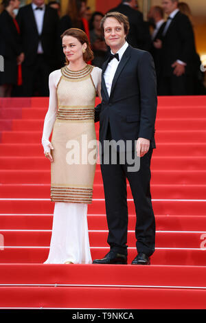 Cannes, Frankreich. 19 Mai, 2019. Schauspielerin Valerie Pachner (L) und Schauspieler August Diehl posieren für Fotos bei Ihrer Ankunft bei der Premiere des Films "Ein verborgenes Leben" auf dem 72. Filmfestival in Cannes Cannes, Südfrankreich, am 19. Mai 2019. Die 72. Filmfestspielen von Cannes wird vom 14. bis 25 Mai statt. Credit: Zhang Cheng/Xinhua/Alamy leben Nachrichten Stockfoto