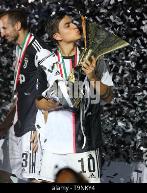 Turin, 19. 20 Apr, 2019. FC Juventus' Paulo Dybala wirft mit der Trophäe während der Trophy Zeremonie am Ende der Serie ein Fußballspiel zwischen dem FC Juventus und Atalanta in Turin, Italien, 19. Mai 2019. FC Juventus versiegelt den Titel mit einem 2-1 Sieg über den FC Fiorentina am 20. April 2019. Credit: Augusto Casasoli/Xinhua/Alamy leben Nachrichten Stockfoto