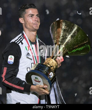 Turin, 19. 20 Apr, 2019. FC Juventus' Cristiano Ronaldo wirft mit der Trophäe während der Trophy Zeremonie am Ende der Serie ein Fußballspiel zwischen dem FC Juventus und Atalanta in Turin, Italien, 19. Mai 2019. FC Juventus versiegelt den Titel mit einem 2-1 Sieg über den FC Fiorentina am 20. April 2019. Credit: Augusto Casasoli/Xinhua/Alamy leben Nachrichten Stockfoto