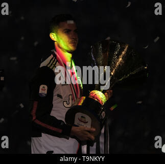 Turin, 19. 20 Apr, 2019. FC Juventus' Cristiano Ronaldo wirft mit der Trophäe während der Trophy Zeremonie am Ende der Serie ein Fußballspiel zwischen dem FC Juventus und Atalanta in Turin, Italien, 19. Mai 2019. FC Juventus versiegelt den Titel mit einem 2-1 Sieg über den FC Fiorentina am 20. April 2019. Credit: Augusto Casasoli/Xinhua/Alamy leben Nachrichten Stockfoto