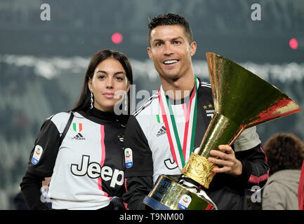 Turin, 19. 20 Apr, 2019. FC Juventus' Cristiano Ronaldo (L) und seine Freundin Giorgina Rodriguez pose mit der Trophäe, während die Trophäe Zeremonie am Ende der Serie ein Fußballspiel zwischen dem FC Juventus und Atalanta in Turin, Italien, 19. Mai 2019. FC Juventus versiegelt den Titel mit einem 2-1 Sieg über den FC Fiorentina am 20. April 2019. Credit: Augusto Casasoli/Xinhua/Alamy leben Nachrichten Stockfoto