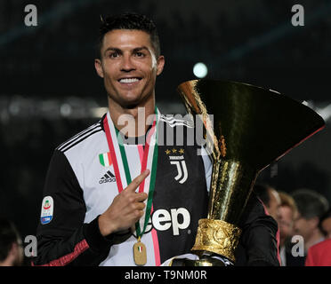 Turin, 19. 20 Apr, 2019. FC Juventus' Cristiano Ronaldo wirft mit der Trophäe während der Trophy Zeremonie am Ende der Serie ein Fußballspiel zwischen dem FC Juventus und Atalanta in Turin, Italien, 19. Mai 2019. FC Juventus versiegelt den Titel mit einem 2-1 Sieg über den FC Fiorentina am 20. April 2019. Credit: Augusto Casasoli/Xinhua/Alamy leben Nachrichten Stockfoto