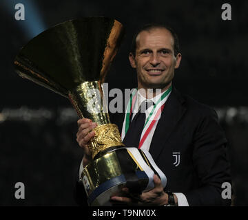 Turin, 19. 20 Apr, 2019. FC Juventus' Trainer Massimiliano Allegri wirft mit der Trophäe während der Trophy Zeremonie am Ende der Serie ein Fußballspiel zwischen dem FC Juventus und Atalanta in Turin, Italien, 19. Mai 2019. FC Juventus versiegelt den Titel mit einem 2-1 Sieg über den FC Fiorentina am 20. April 2019. Credit: Augusto Casasoli/Xinhua/Alamy leben Nachrichten Stockfoto