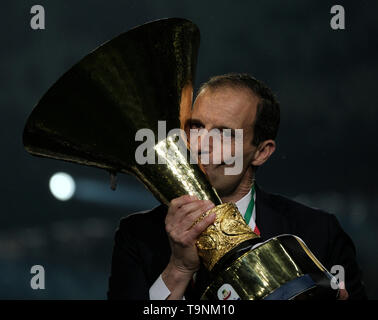 Turin, 19. 20 Apr, 2019. FC Juventus' Trainer Massimiliano Allegri wirft mit der Trophäe während der Trophy Zeremonie am Ende der Serie ein Fußballspiel zwischen dem FC Juventus und Atalanta in Turin, Italien, 19. Mai 2019. FC Juventus versiegelt den Titel mit einem 2-1 Sieg über den FC Fiorentina am 20. April 2019. Credit: Augusto Casasoli/Xinhua/Alamy leben Nachrichten Stockfoto