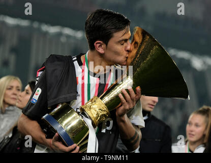 Turin, 19. 20 Apr, 2019. FC Juventus' Paulo Dybala wirft mit der Trophäe während der Trophy Zeremonie am Ende der Serie ein Fußballspiel zwischen dem FC Juventus und Atalanta in Turin, Italien, 19. Mai 2019. FC Juventus versiegelt den Titel mit einem 2-1 Sieg über den FC Fiorentina am 20. April 2019. Credit: Augusto Casasoli/Xinhua/Alamy leben Nachrichten Stockfoto