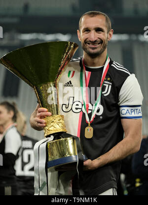 Turin, 19. 20 Apr, 2019. FC Juventus' Giorgio Chiellini wirft mit der Trophäe während der Trophy Zeremonie am Ende der Serie ein Fußballspiel zwischen dem FC Juventus und Atalanta in Turin, Italien, 19. Mai 2019. FC Juventus versiegelt den Titel mit einem 2-1 Sieg über den FC Fiorentina am 20. April 2019. Credit: Augusto Casasoli/Xinhua/Alamy leben Nachrichten Stockfoto