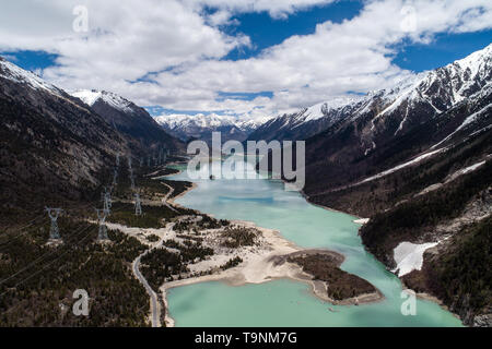 Peking, China. 18 Mai, 2019. Luftbild am Mai 18, 2019 zeigt die Landschaft der Ra'og See in Qamdo, Südwesten Chinas Tibet autonomen Region. Credit: Li Xin/Xinhua/Alamy leben Nachrichten Stockfoto