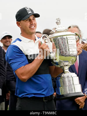 Bethpage, New York, USA. 19 Mai, 2019. Bäche Koepka hält die Wanamaker Trophäe, nachdem er die 101 PGA Meisterschaft am Bethpage Black. Credit: Debby Wong/ZUMA Draht/Alamy leben Nachrichten Stockfoto