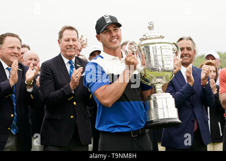 Bethpage, New York, USA. 19 Mai, 2019. Bäche Koepka hält die Wanamaker Trophäe, nachdem er die 101 PGA Meisterschaft am Bethpage Black. Credit: Debby Wong/ZUMA Draht/Alamy leben Nachrichten Stockfoto