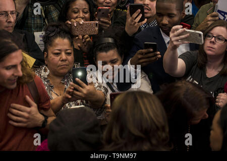 Los Angeles, Kalifornien, USA. 19 Mai, 2019. Senator Kamala Harris grüßt die Masse während ihrer ersten Kampagne organisieren Veranstaltung in Los Angeles, Kalifornien, am Sonntag, den 19. Mai 2019. Credit: Justin L. Stewart/ZUMA Draht/Alamy leben Nachrichten Stockfoto