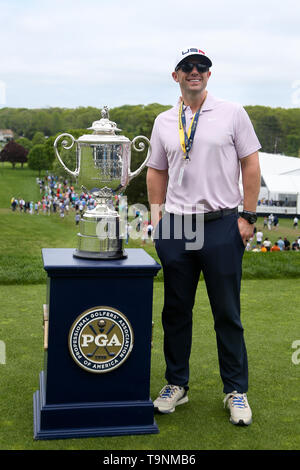 Bethpage, New York, USA. 19 Mai, 2019. Ehemaliger Baseball spieler David Wright stellt die Wanamaker Trophy auf dem ersten T-Stück in der letzten Runde der 101 PGA Meisterschaft am Bethpage Black. Credit: Debby Wong/ZUMA Draht/Alamy leben Nachrichten Stockfoto