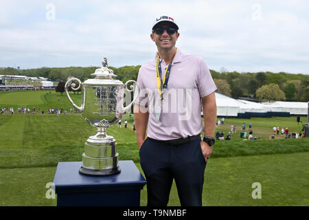 Bethpage, New York, USA. 19 Mai, 2019. Ehemaliger Baseball spieler David Wright stellt die Wanamaker Trophy auf dem ersten T-Stück in der letzten Runde der 101 PGA Meisterschaft am Bethpage Black. Credit: Debby Wong/ZUMA Draht/Alamy leben Nachrichten Stockfoto