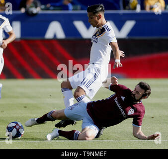 Los Angeles, Kalifornien, USA. 19 Mai, 2019. LA Galaxy vorwärts Ola Kamara (11) von Norwegen, und Colorado Rapids Mittelfeldspieler Jack Preis (19) von England, wetteifern um die Kugel während des 2019 Major League Soccer (MLS) Übereinstimmung zwischen LA Galaxy und Colorado Rapids in Carson, Kalifornien, 19. Mai 2019. Credit: Ringo Chiu/ZUMA Draht/Alamy leben Nachrichten Stockfoto