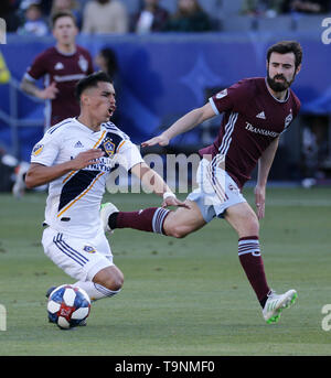 Los Angeles, Kalifornien, USA. 19 Mai, 2019. LA Galaxy Defender Giancarlo Gonzalez (21) und die Colorado Rapids Mittelfeldspieler Jack Preis (19) von England, wetteifern um die Kugel während des 2019 Major League Soccer (MLS) Übereinstimmung zwischen LA Galaxy und Colorado Rapids in Carson, Kalifornien, 19. Mai 2019. Credit: Ringo Chiu/ZUMA Draht/Alamy leben Nachrichten Stockfoto