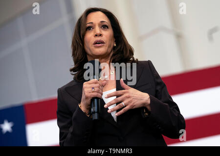 Los Angeles, Kalifornien, USA. 19 Mai, 2019. Demokratische Präsidentschaftskandidat der US-Senator Kamala Harris (D-CA) beobachtet, als er bei einer Wahlkampfveranstaltung in Los Angeles. Dies war Harris' ersten Wahlkampfveranstaltung in Los Angeles, seit sie verkündete ihre Kandidatur für den Präsidenten der Vereinigten Staaten. Der Kandidat sprach über die Notwendigkeit, die Waffengewalt bekämpfen, heben Lehrer zahlen und Mittelklasse Steuererleichterungen zur Verfügung stellen. Credit: SOPA Images Limited/Alamy leben Nachrichten Stockfoto