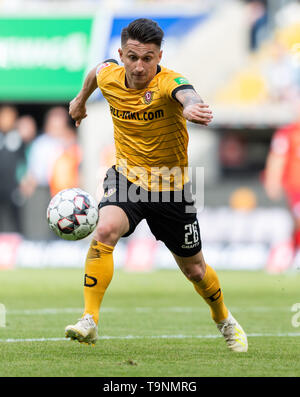 Dresden, Deutschland. 19 Mai, 2019. 2. Fussball Bundesliga, Dynamo Dresden - SC Paderborn 07 34. Spieltag, im Rudolf Harbig Stadion. Dynamos Baris Atik auf der Kugel. Credit: Robert Michael/dpa-Zentralbild/dpa - Verwenden Sie nur nach vertraglicher Vereinbarung/dpa/Alamy leben Nachrichten Stockfoto