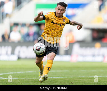 Dresden, Deutschland. 19 Mai, 2019. 2. Fussball Bundesliga, Dynamo Dresden - SC Paderborn 07 34. Spieltag, im Rudolf Harbig Stadion. Dynamos Baris Atik auf der Kugel. Credit: Robert Michael/dpa-Zentralbild/dpa - Verwenden Sie nur nach vertraglicher Vereinbarung/dpa/Alamy leben Nachrichten Stockfoto