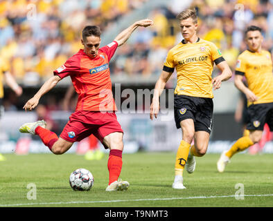 Dresden, Deutschland. 19 Mai, 2019. 2. Fussball Bundesliga, Dynamo Dresden - SC Paderborn 07 34. Spieltag, im Rudolf Harbig Stadion. Paderborn von Philipp Klement (l) gegen Dynamos Dzenis Burnic. Credit: Robert Michael/dpa-Zentralbild/dpa - Verwenden Sie nur nach vertraglicher Vereinbarung/dpa/Alamy leben Nachrichten Stockfoto