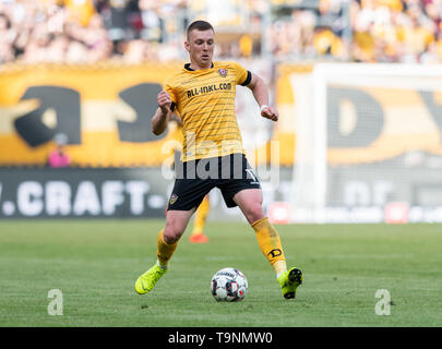 Dresden, Deutschland. 19 Mai, 2019. 2. Fussball Bundesliga, Dynamo Dresden - SC Paderborn 07 34. Spieltag, im Rudolf Harbig Stadion. Dynamos Haris Duljevic auf der Kugel. Credit: Robert Michael/dpa-Zentralbild/dpa - Verwenden Sie nur nach vertraglicher Vereinbarung/dpa/Alamy leben Nachrichten Stockfoto