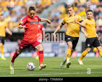 Dresden, Deutschland. 19 Mai, 2019. 2. Fussball Bundesliga, Dynamo Dresden - SC Paderborn 07 34. Spieltag, im Rudolf Harbig Stadion. Paderborn von Philipp Klement (l) gegen Dynamos Dzenis Burnic. Credit: Robert Michael/dpa-Zentralbild/dpa - Verwenden Sie nur nach vertraglicher Vereinbarung/dpa/Alamy leben Nachrichten Stockfoto