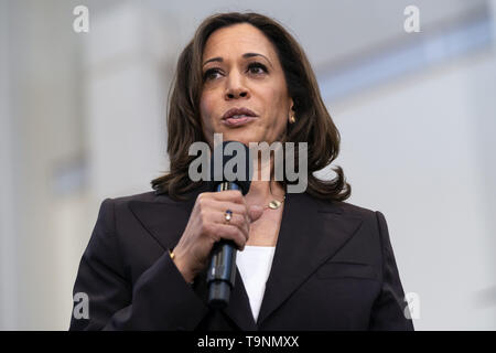 Los Angeles, CA, USA. 19 Mai, 2019. Demokratische Präsidentschaftskandidat der US-Senator Kamala Harris (D-CA) beobachtet, als er bei einer Wahlkampfveranstaltung in Los Angeles. Dies war Harris' ersten Wahlkampfveranstaltung in Los Angeles, seit sie verkündete ihre Kandidatur für den Präsidenten der Vereinigten Staaten. Der Kandidat sprach über die Notwendigkeit, die Waffengewalt bekämpfen, heben Lehrer zahlen und Mittelklasse Steuererleichterungen zur Verfügung stellen. Credit: Ronen Tivony/SOPA Images/ZUMA Draht/Alamy leben Nachrichten Stockfoto