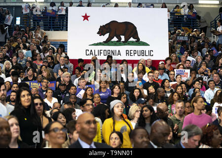 Los Angeles, CA, USA. 23 Mär, 2019. Anhänger des demokratischen Präsidentschaftskandidaten der US-Senator Kamala Harris während einer Wahlkampfveranstaltung in Los Angeles gesehen. Dies war Harris' ersten Wahlkampfveranstaltung in Los Angeles, seit sie verkündete ihre Kandidatur für den Präsidenten der Vereinigten Staaten. Der Kandidat sprach über die Notwendigkeit, die Waffengewalt bekämpfen, heben Lehrer zahlen und Mittelklasse Steuererleichterungen zur Verfügung stellen. Credit: Ronen Tivony/SOPA Images/ZUMA Draht/Alamy leben Nachrichten Stockfoto