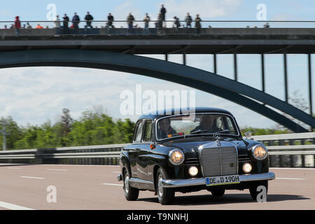 12. Mai 2019, Sachsen-Anhalt, Dessau-Roßlau: Ein historischer Mercedes-Benz Ponton 190 aus den 1960er Jahren auf der Autobahn A9 in der Nähe von Dessau reisen. Die Zahl der klassischen Autos in Deutschland ist wieder gestiegen. Am 1. Januar 2019, das Kraftfahrt-Bundesamt (KBA) 536,515 Fahrzeuge gezählt, das waren 30 oder mehr Jahre alt. (Der "mehr Oldtimer auf den Straßen in Sachsen-anhalt') Foto: Jan Woitas/dpa-Zentralbild/dpa Stockfoto