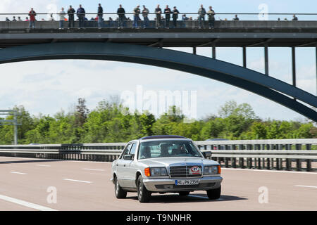 12. Mai 2019, Sachsen-Anhalt, Dessau-Roßlau: ein Mercedes W 126 (S-Klasse) auf der Autobahn A9 in der Nähe von Dessau. Die Zahl der klassischen Autos in Deutschland ist wieder gestiegen. Am 1. Januar 2019, das Kraftfahrt-Bundesamt (KBA) 536,515 Fahrzeuge gezählt, das waren 30 oder mehr Jahre alt. Dies ist 58,765 mehr als ein Jahr zuvor. (Der "mehr Oldtimer auf den Straßen in Sachsen-anhalt') Foto: Jan Woitas/dpa-Zentralbild/dpa Stockfoto