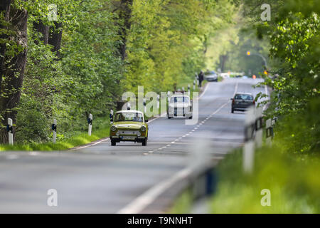 12. Mai 2019, Sachsen-Anhalt, Dessau-Roßlau: ein Trabant 601 LX (Limousine S de Luxe) und ein Trabant 601 Deluxe Universal (Kombi) fahren Sie auf der Landstraße in der Nähe von Dessau. Die Zahl der klassischen Autos in Deutschland ist wieder gestiegen. Am 1. Januar 2019, das Kraftfahrt-Bundesamt (KBA) 536,515 Fahrzeuge gezählt, das waren 30 oder mehr Jahre alt. Dies ist 58,765 mehr als ein Jahr zuvor. (Der "mehr Oldtimer auf den Straßen in Sachsen-anhalt') Foto: Jan Woitas/dpa-Zentralbild/dpa Stockfoto