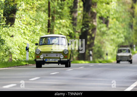 12. Mai 2019, Sachsen-Anhalt, Dessau-Roßlau: ein Trabant 601 LX (Limousine S de Luxe) und ein Trabant 601 Deluxe Universal (Kombi) fahren Sie auf der Landstraße in der Nähe von Dessau. Die Zahl der klassischen Autos in Deutschland ist wieder gestiegen. Am 1. Januar 2019, das Kraftfahrt-Bundesamt (KBA) 536,515 Fahrzeuge gezählt, das waren 30 oder mehr Jahre alt. Dies ist 58,765 mehr als ein Jahr zuvor. (Der "mehr Oldtimer auf den Straßen in Sachsen-anhalt') Foto: Jan Woitas/dpa-Zentralbild/dpa Stockfoto