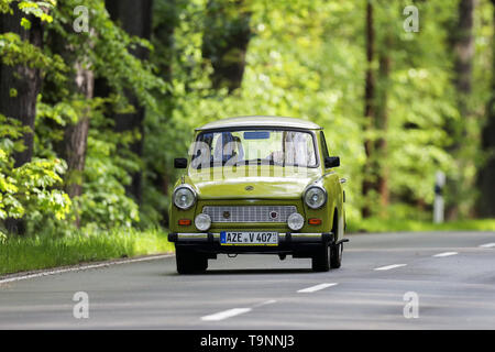 12. Mai 2019, Sachsen-Anhalt, Dessau-Roßlau: ein Trabant 601 LX (Limousine S de Luxe) durchquert eine Landstraße in der Nähe von Dessau. Die Zahl der klassischen Autos in Deutschland ist wieder gestiegen. Am 1. Januar 2019, das Kraftfahrt-Bundesamt (KBA) 536,515 Fahrzeuge gezählt, das waren 30 oder mehr Jahre alt. Dies ist 58,765 mehr als ein Jahr zuvor. Foto: Jan Woitas/dpa-Zentralbild/dpa Stockfoto