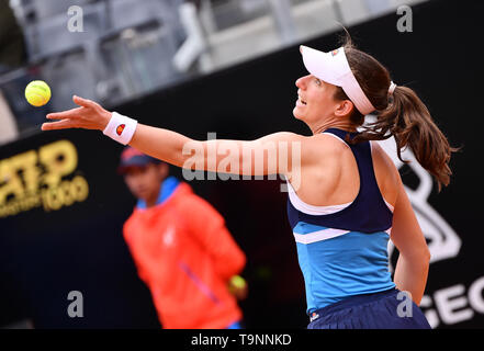 Rom, Italien. 19 Mai, 2019. Johanna Konta von Großbritannien dient während der Damen Finale gegen die Tschechische Republik Karolina Pliskova bei der Italian Open Tennis Turnier in Rom, Italien, 19. Mai 2019. Johanna Konta verloren 0-2. Credit: Alberto Lingria/Xinhua/Alamy leben Nachrichten Stockfoto