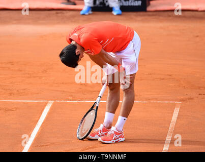 Rom, Italien. 19 Mai, 2019. Novak Djokovic aus Serbien reagiert während der Männer singles Finale gegen Rafael Nadal aus Spanien an der Italian Open Tennis Turnier in Rom, Italien, 19. Mai 2019. Novak Djokovic verloren 1-2. Credit: Alberto Lingria/Xinhua/Alamy leben Nachrichten Stockfoto