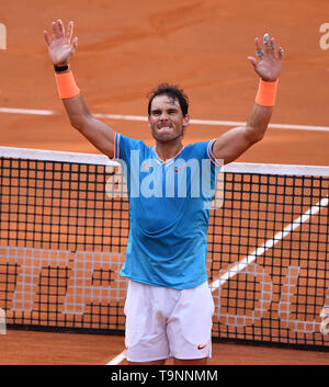 Rom, Italien. 19 Mai, 2019. Rafael Nadal von Spanien feiert die Men's singles gewinnen Finale gegen Novak Djokovic aus Serbien bei der Italian Open Tennis Turnier in Rom, Italien, 19. Mai 2019. Rafael Nadal gewann 2-1. Credit: Alberto Lingria/Xinhua/Alamy leben Nachrichten Stockfoto