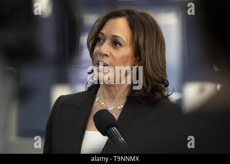 Los Angeles, CA, USA. 23 Mär, 2019. Demokratische Präsidentschaftskandidat, US-Senator Kamala Harris (D-CA), beobachtet, als er in den Medien nach einer Kundgebung in Los Angeles. Dies war Harris' ersten Wahlkampfveranstaltung in Los Angeles, seit sie verkündete ihre Kandidatur für den Präsidenten der Vereinigten Staaten. Credit: Ronen Tivony/SOPA Images/ZUMA Draht/Alamy leben Nachrichten Stockfoto