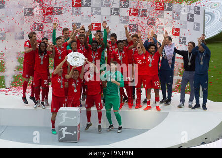 München, Deutschland. 18 Mai, 2019. Preisverleihung mit Arjen ROBBEN (Nr. 10, M), RAFINHA (13, M), Franck Ribery (Nr. 7, M) und Champion Cup. Fußball, FC Bayern München (M) - Eintracht Frankfurt (F) 5:1, Deutscher Meister 2019, 1. Fussballbundesliga, 34. Spieltag, Saison 2018/2019, am 18/05/2019 in Muenchen/ALLIANZARENA/Deutschland. Anmerkung der Redaktion: DFL Regelungen die Verwendung von Fotografien als Bildsequenzen und/oder quasi-Video zu verbieten. | Verwendung der weltweiten Kredit: dpa/Alamy leben Nachrichten Stockfoto