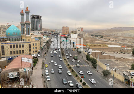 01. Januar 2019, Iran, Ghom: Der al-ghadir Moschee (l), 130 km südlich von der Hauptstadt Teheran. Ghom ist eine heilige Stadt und ist das Herz der schiitische Islam genannt. Vor 40 Jahren die Islamische Bewegung unter der Leitung von Grand Ayatollah Ruhollah Chomeini begann auch in Ghom. Ghom ist die Heimat der Koranschulen und die meisten theologischen Zentren des Landes. (Dpa "viel Schatten, wenig Licht - der Iran Islamische Revolution wird 40' vom 08.02.2019) Foto: farshid Motahari/dpa | Verwendung weltweit Stockfoto