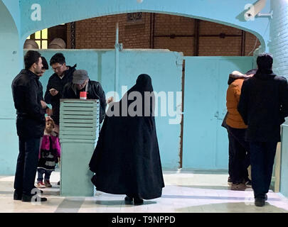 01. Januar 2019, Iran, Ghom: Iranische Muslime geben Sie die Jamkaran Moschee. Die Moschee in Jamkaran, alle Wünsche der Gläubigen erfüllt werden. Sie können Ihre Wünsche notieren und sie in eine Kiste zu werfen. Durch metaphysische Tv, sind Ihre Wünsche dann erfüllt werden. Vor allem schwer kranke Menschen im Iran siehe Jamkaran als ihre letzte Hoffnung auf Genesung. (Dpa "viel Schatten, wenig Licht - der Iran Islamische Revolution wird 40' vom 08.02.2019) Foto: farshid Motahari/dpa | Verwendung weltweit Stockfoto