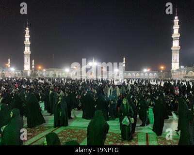 01. Januar 2019, Iran, Ghom: Iranische Muslime die Moschee in Jamkaran den Abend füllen. Die Moschee in Jamkaran, alle Wünsche der Gläubigen erfüllt werden. Sie können Ihre Wünsche notieren und sie in eine Kiste zu werfen. Durch metaphysische Tv, sind Ihre Wünsche dann erfüllt werden. Vor allem schwer kranke Menschen im Iran siehe Jamkaran als ihre letzte Hoffnung auf Genesung. (Dpa "viel Schatten, wenig Licht - der Iran Islamische Revolution wird 40' vom 08.02.2019) Foto: farshid Motahari/dpa | Verwendung weltweit Stockfoto