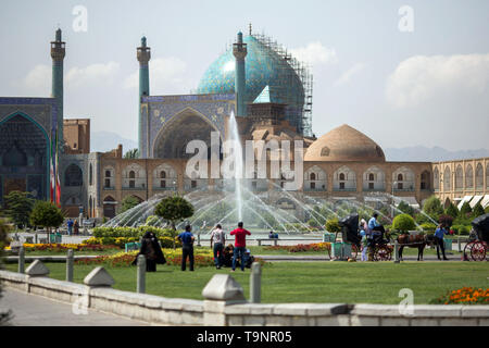 Isfahan, Iran. 21. Juli 2015. Ein Blick auf die Imam Square in Isfahan, Iran, 21. Juli 2015. Die Naqsch-e Dschahan Platz gehört zum UNESCO Weltkulturerbe. Quelle: Michael Kappeler/dpa | Verwendung weltweit/dpa/Alamy leben Nachrichten Stockfoto