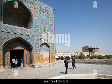 Isfahan, Iran. 21. Juli 2015. Fußgänger Spaziergang auf dem Imam Square in Isfahan, Iran, 21. Juli 2015. Die Naqsch-e Dschahan Platz gehört zum UNESCO Weltkulturerbe. Quelle: Michael Kappeler/dpa | Verwendung weltweit/dpa/Alamy leben Nachrichten Stockfoto