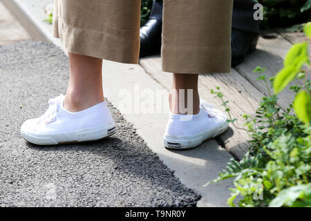 Royal Hospital Chelsea, London, Großbritannien. 20. Mai 2019. Herzogin von Cambridge kommt Schuhe an Ihrem "Zurück zur Natur" Garten auf der Chelsea Flower Show. Die "Zurück zur Natur" Garten ist zusammen mit der Royal Horticultural Society entwickelt und Landschaftsarchitekten Davies White mit einer Hollywoodschaukel, unten das Herzstück des Garten hängend, einer hohen Plattform Tree House sowie 'Incredible edibles, Anlagen für handwerkliche Tätigkeiten, Wald Düfte und ein vielfältiges Angebot an Pflanzen, Sträucher und Bäume in unterschiedlichen Höhen und Texturen". Credit: Dinendra Haria/Alamy leben Nachrichten Stockfoto