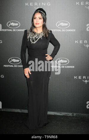 Cannes, Frankreich. 19 Mai, 2019. Salma Hayek kommt an der 2019 Kering Frauen in Bewegung Awards am Sonntag, den 19. Mai 2019 auf dem 72. Festival de Cannes, Place de la Castre Cannes. Im Bild: Salma Hayek. Bild von der Credit: Julie Edwards/Alamy leben Nachrichten Stockfoto