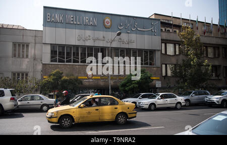 Teheran, Iran. 3. Sep 2016. Ein taxi fährt vorbei an einem Zweig der Nationalbank von Iran in Teheran, Iran, 3. September 2016. Quelle: Bernd von Jutrczenka/dpa | Verwendung weltweit/dpa/Alamy leben Nachrichten Stockfoto